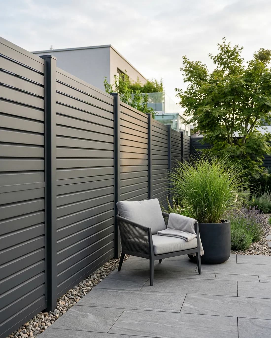 Beispielhafte Visualisierung eines blickdichten Sichtschutzzauns an einer Terrasse